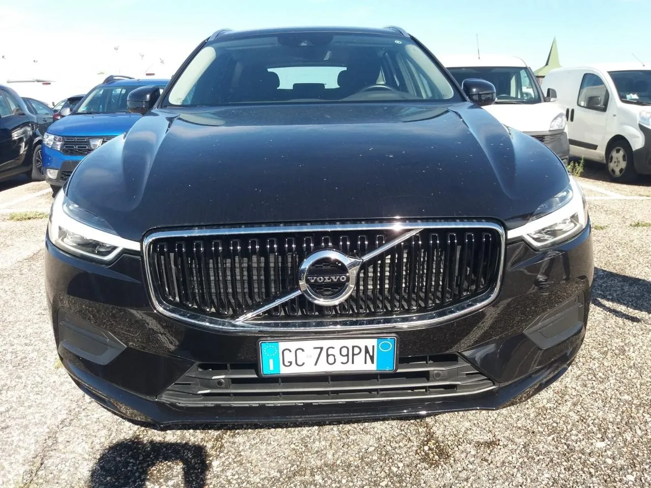 VOLVO XC60 B4 (d) AWD Geartronic Momentum Image 1