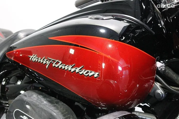 Harley-Davidson FLHXSE Image 3